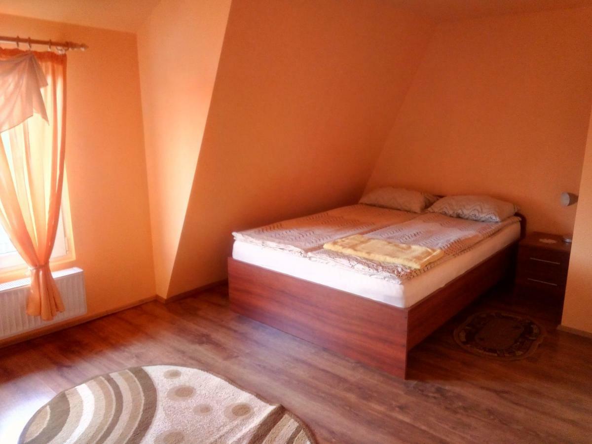Отель Timi Kulcsoshaz Lazarea Экстерьер фото